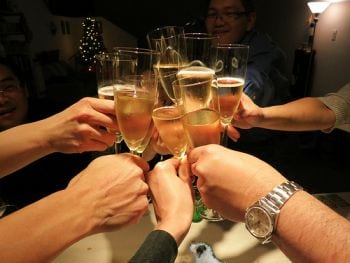 http://www.amazingviewscabinrentals.com/wp-content/uploads/2013/12/champagne-toast-.jpg
