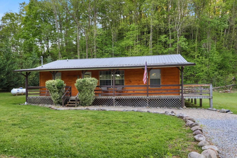 Quaint Cabin on Cosby Creek