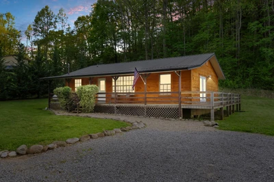 Quaint Cabin on Cosby Creek
