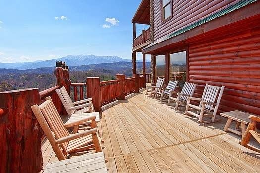 the deck at Smokin' View Lodge