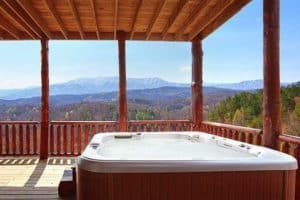 Hot tub on the deck of the Smokin' View Lodge.