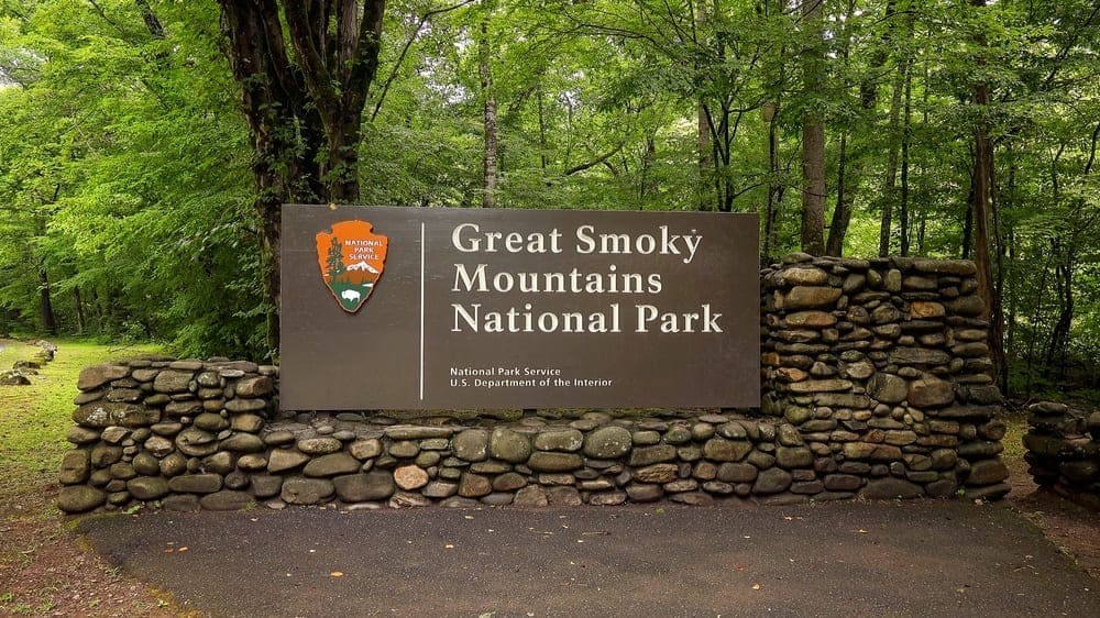 great smoky mountains national park entrance sign