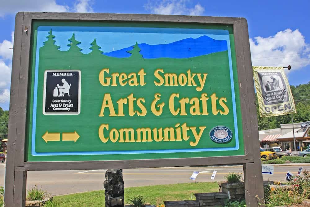 great smoky mountain arts and crafts community sign