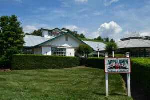 the apply barn winery in sevierville tennessee